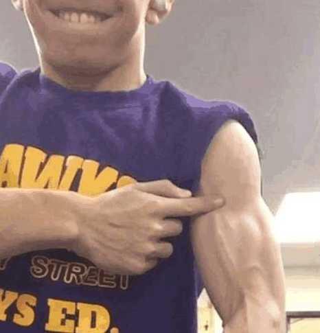 15岁男孩沉迷健身练出一身肌肉,网友看出隐忧,纷纷为他担心!